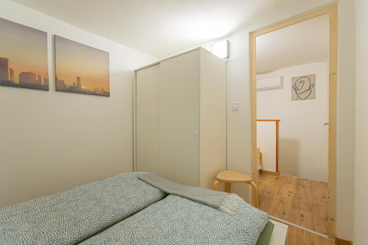 2 Bedroom Apartment In The Dob Street, Emerald Budapest Esterno foto