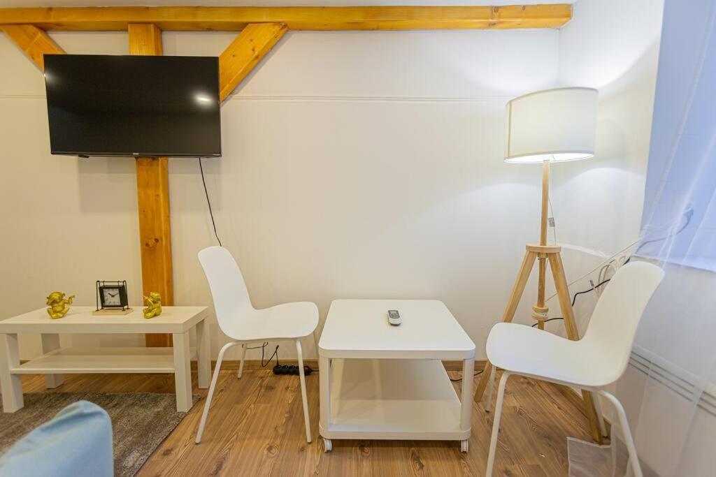 2 Bedroom Apartment In The Dob Street, Emerald Budapest Esterno foto